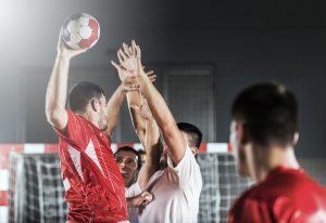 Handball Sprungwurf gegen den Block
