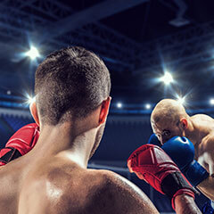 Zwei Boxer mit roten und blauen Boxhandschuhen