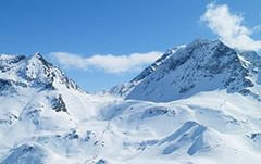 Schneebedeckte Berge in den Alpen - eine perfekte Wintersportlandschaft