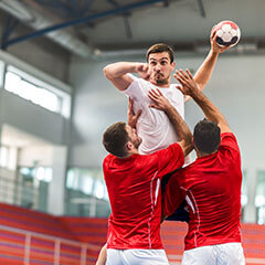 Sprungwurf beim Handball gegen einen Zweierblock