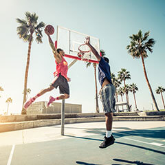 Zwei Basketballspieler auf dem Freiplatz beim Streetballspielen im Sommer